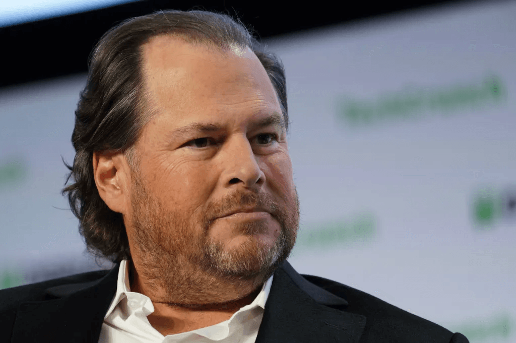 Marc Benioff cảnh báo rằng AI, mặc dù hữu ích, nhưng lại được thổi phồng quá mức và một phần đổ lỗi cho Microsoft